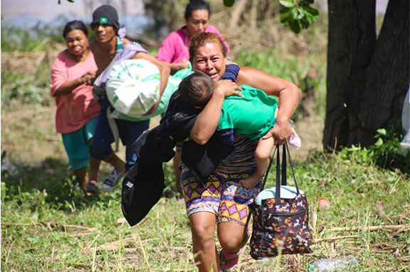 Familia damnificada rescatada luego de 4 días sobre el techo de su hogar en Honduras