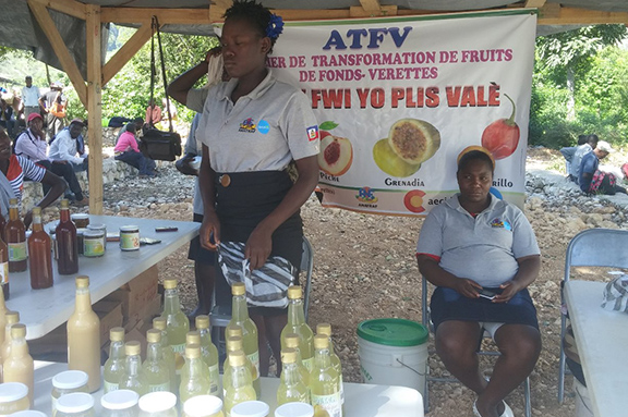 Un taller de procesado de frutas que crea micro empresarias en Haití