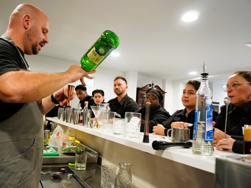 Masterclass de cocteler�a con Francisco Cuesta en la formaci�n de Ayudante de Sala-Barista de Cesal en Tenerife metropolitano, integrada en la operaci�n Empleo Vivo.