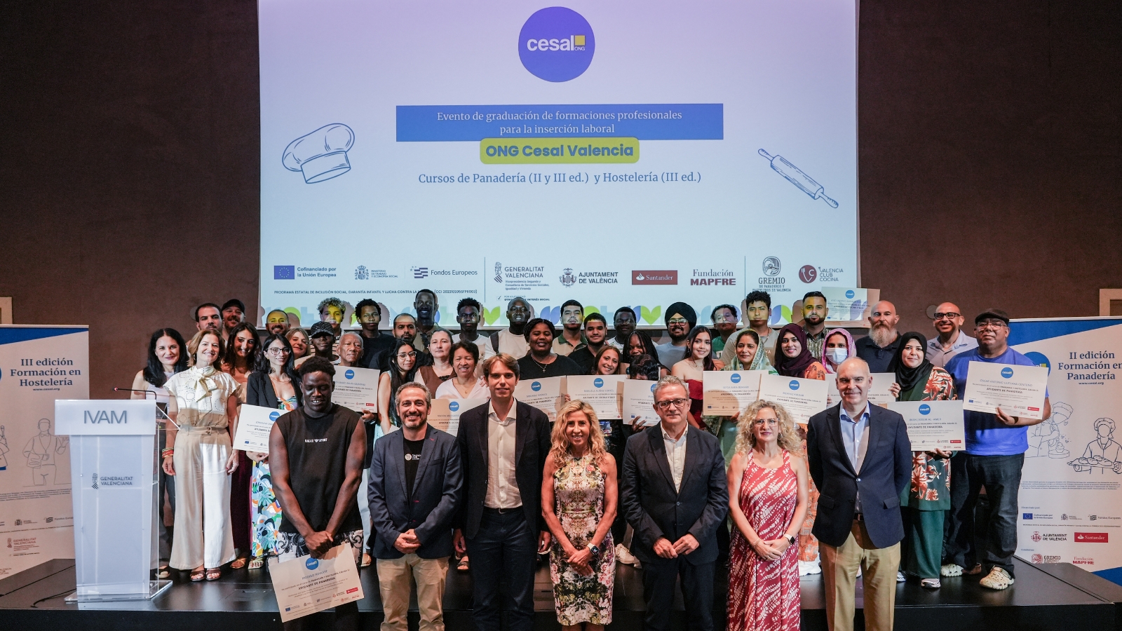 Foto de los graduados con representantes institucionales y de las empresas colaboradoras