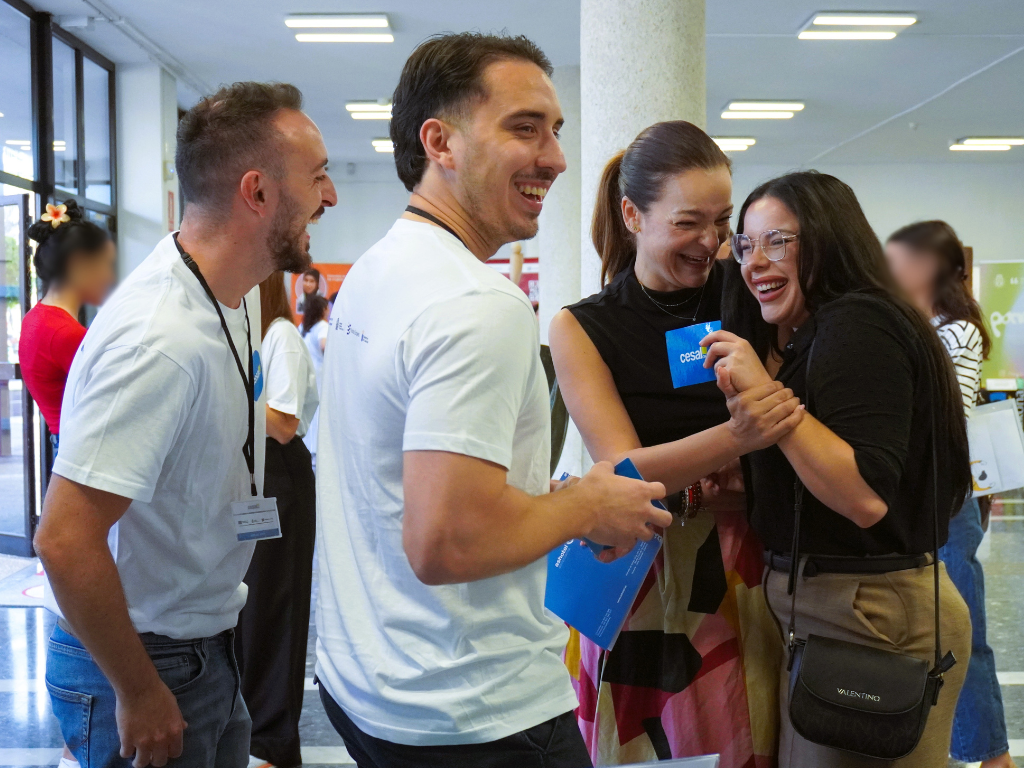 F�tima Lemes Rever�n, alcaldesa de Arona, y Melania Desiree Santos Gonz�lez, concejala de Promoci�n Econ�mica, compartieron un momento con el equipo de Cesal durante la din�mica de preguntas sobre empleo
