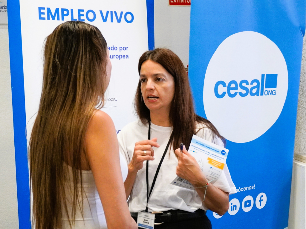 Una participante recibe informaci�n sobre los recursos de Cesal durante la jornada celebrada en el Centro Cultural de Los Cristianos