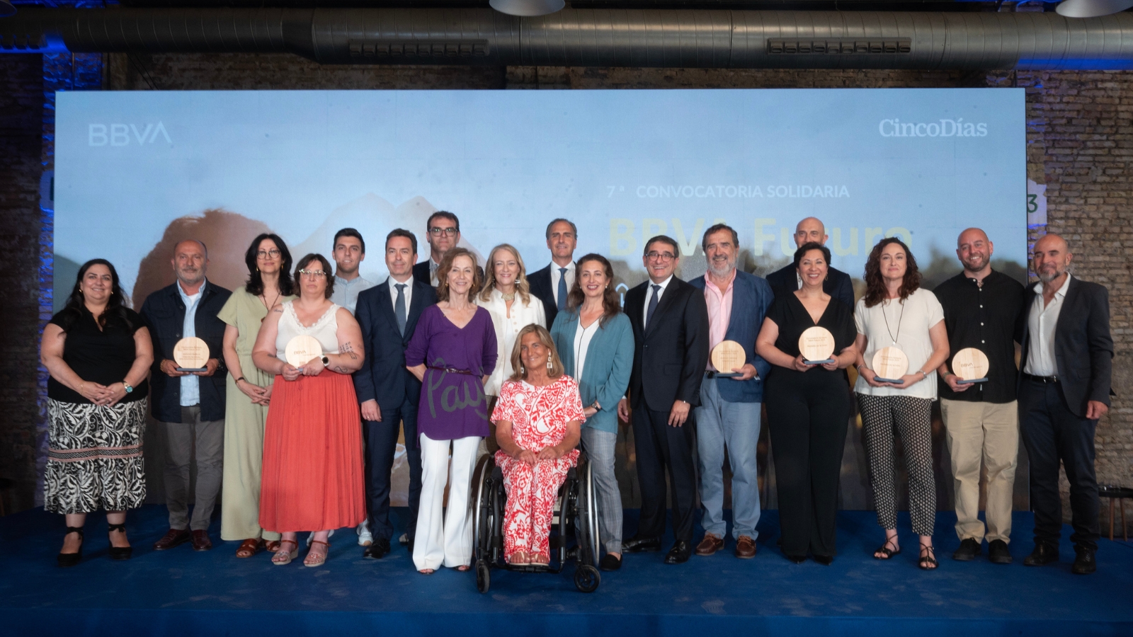 Fotografa de grupo de todos los premiados que participaron en el evento de entrega, en Valencia