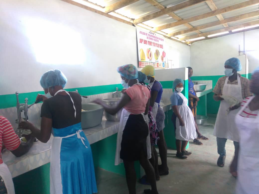 UN TALLER DE PROCESADO DE FRUTAS QUE CREA MICRO EMPRESARIAS EN HAIT