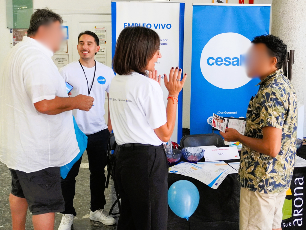 El equipo de Cesal ofreci� orientaci�n individualizada a personas en b�squeda de empleo o formaci�n durante `Empl�ate Arona`