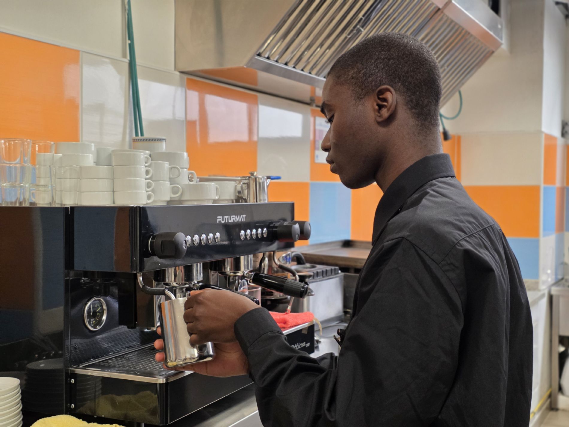 Formaci�n en sala: capacitaci�n como Ayudante de Sala y Barista, con contenidos vinculados al servicio, la atenci�n al cliente y el trabajo en equipo. / Foto: Cesal