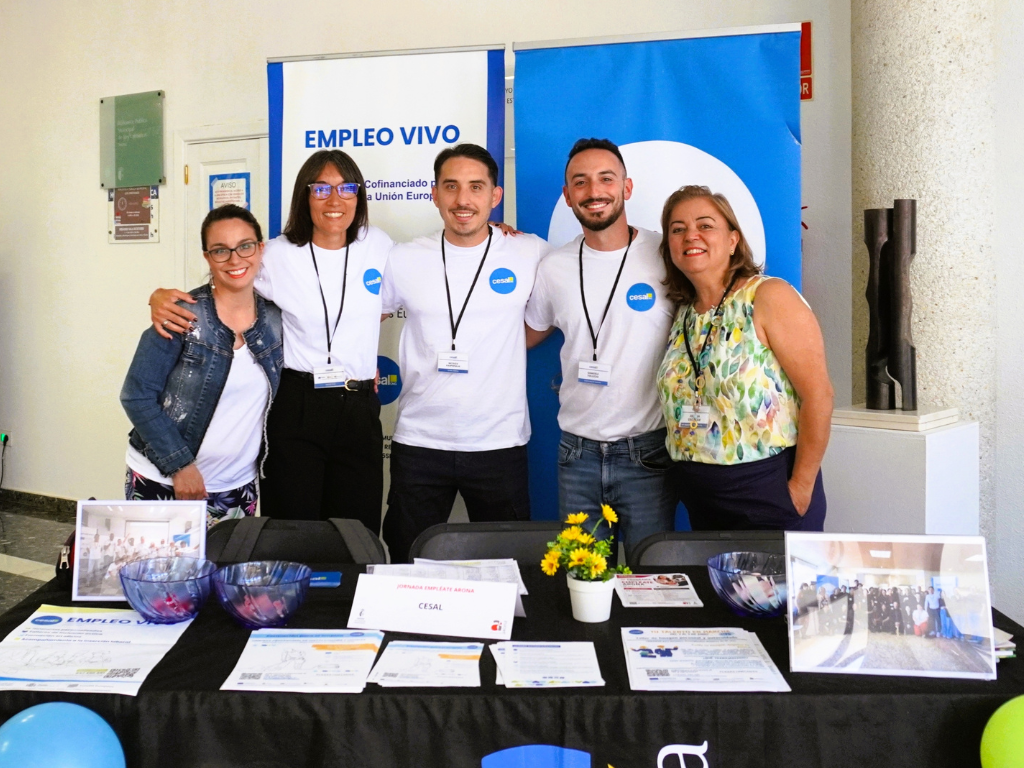Integrantes del equipo de Cesal en Tenerife Sur durante la jornada `Empl�ate Arona`, donde la entidad present� sus recursos de orientaci�n sociolaboral a personas en b�squeda de empleo