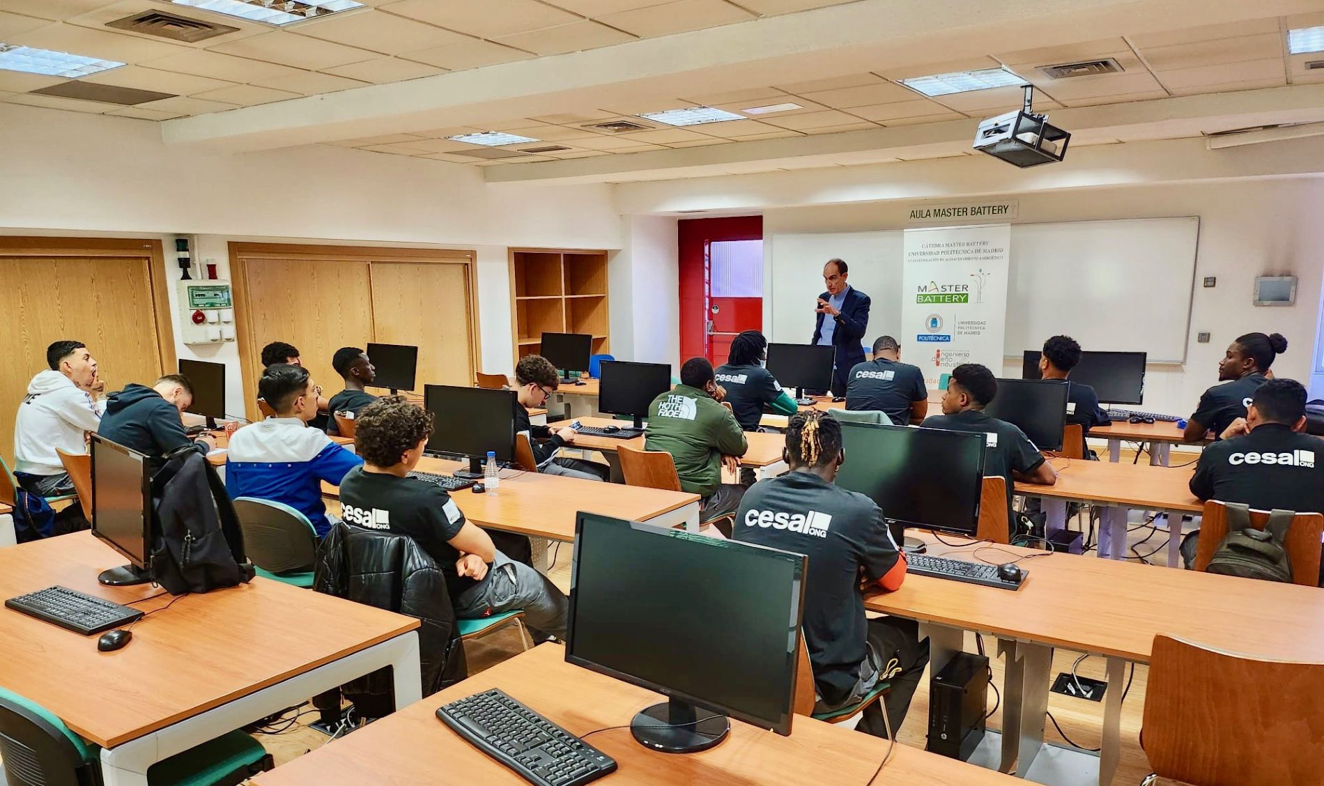 El alumnado del Curso de operaciones bsicas en montaje y mantenimiento de instalaciones elctricas en energas renovables