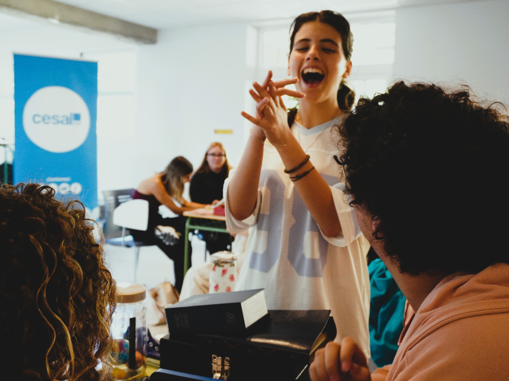 Una alumna celebra la superaci�n de una de las pruebas del Escape Room de Cesal para sensibilizar sobre migraci�n. / Foto: Cesal
