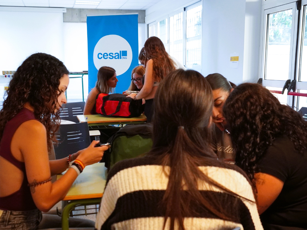 El alumnado del IES Los Gladiolos trabaj� en equipos durante el Escape Room, una propuesta de Cesal para reflexionar sobre la realidad migratoria y desmontar prejuicios. / Foto: Cesal