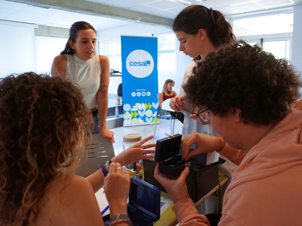 El equipo de Cesal acompa�a al alumnado antes del inicio del Escape Room, una experiencia participativa dise�ada para ponerse en la piel de quienes se ven obligados a migrar. / Foto: Cesal