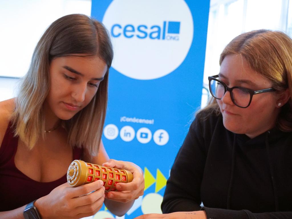 Dos participantes del equipo rojo tratan de descifrar el c�digo del cr�ptex durante una de las pruebas del Escape Room. / Foto: Cesal