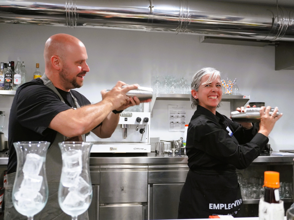 Una participante celebra su evoluci�n durante la pr�ctica de cocteler�a sin alcohol, tras aprender a manejar la coctelera en la formaci�n de Sala-Barista de Cesal. / Foto: Cesal