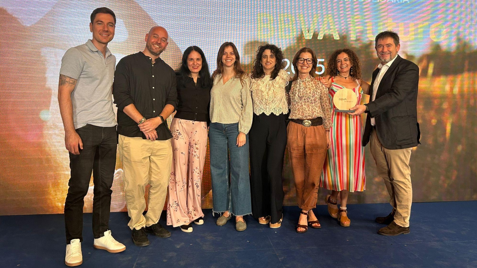 foto del equipo de Cesal en Valencia tras recibir el premio