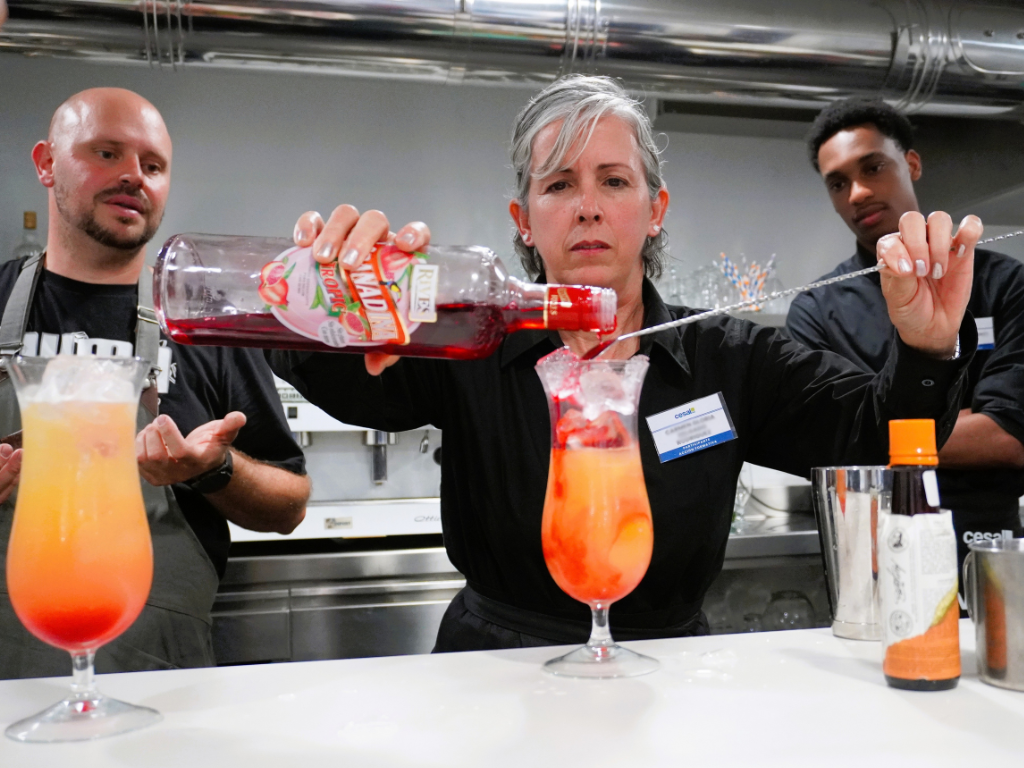 Resultado final de un c�ctel sin alcohol preparado por una participante durante la masterclass de cocteler�a de la formaci�n de Sala-Barista de Cesal en Tenerife.