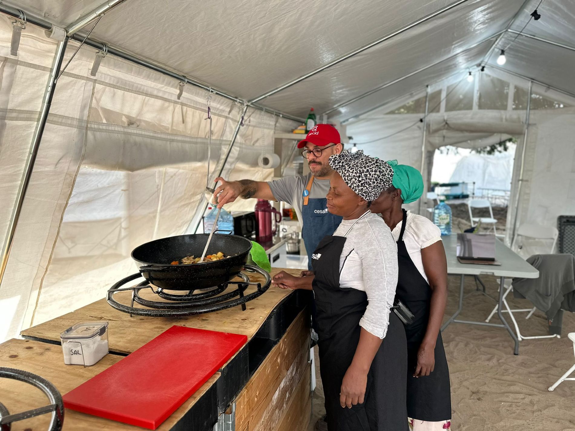 Gerson Canales en la cocina del AquaSTART en Mozambique