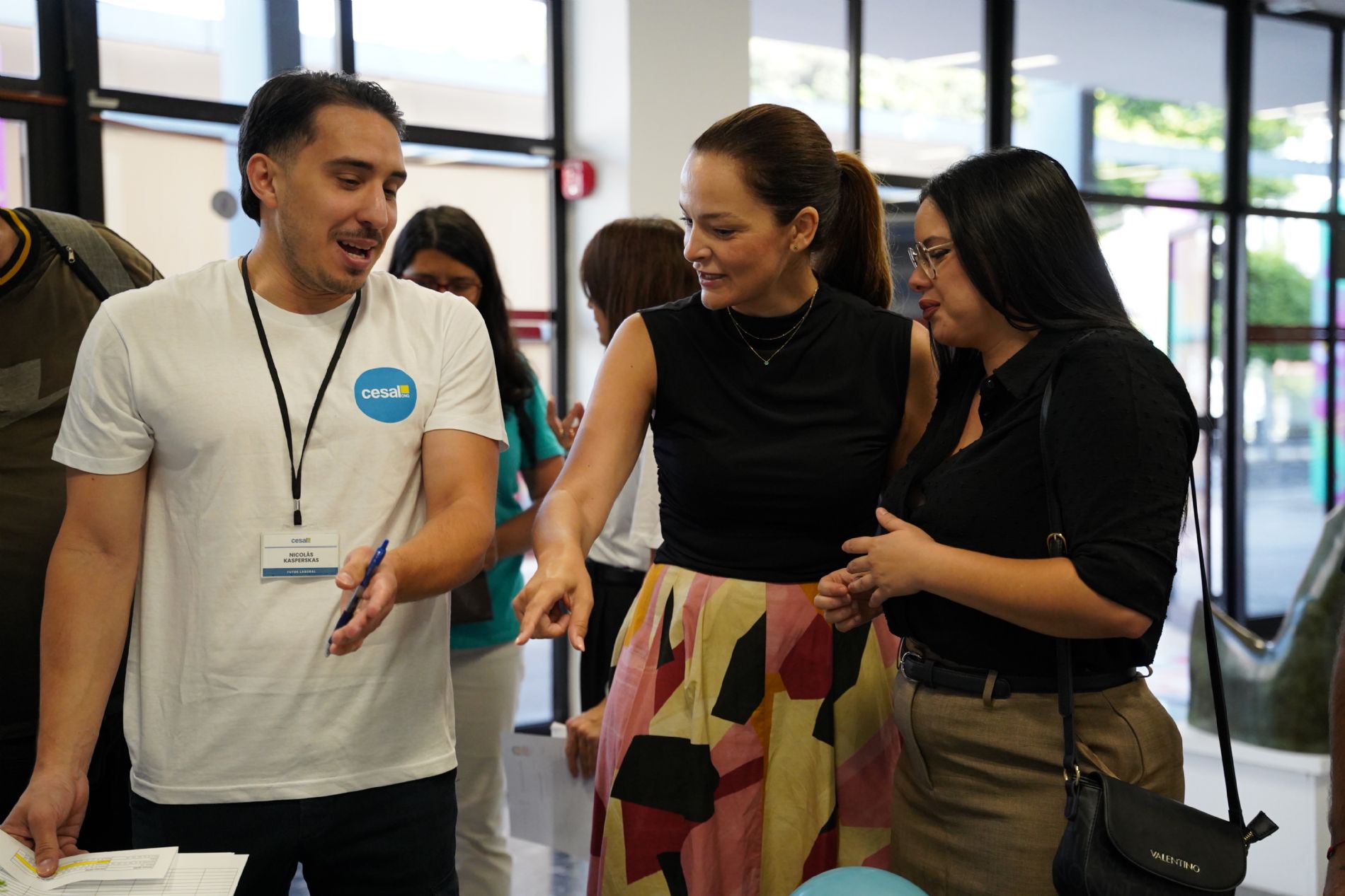 F�tima Lemes Rever�n, alcaldesa de Arona, y Melania Desiree Santos Gonz�lez, concejala de Promoci�n Econ�mica, durante su visita al stand de Cesal en la jornada `Empl�ate Arona`.  / Foto: Ayuntamiento de Arona