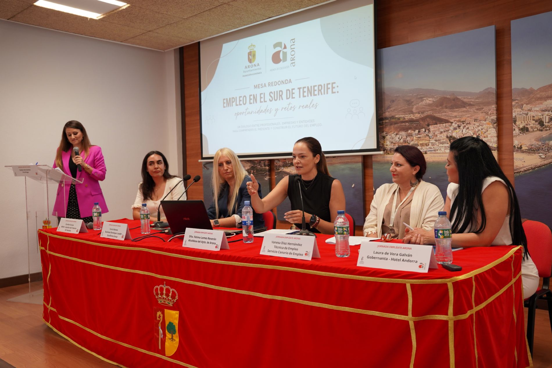 Mesa redonda `Empleo en el sur de Tenerife: oportunidades y retos reales`, presidida por F�tima Lemes Rever�n, alcaldesa de Arona, y moderada por la psic�loga Daida Hern�ndez