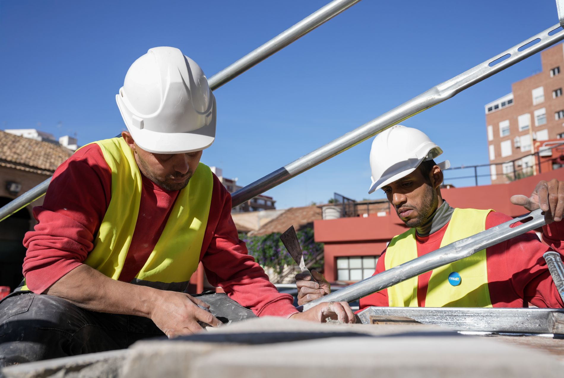 Dos alumnos haciendo pr�cticas en la Fundaci�n Laboral de la Construcci�n