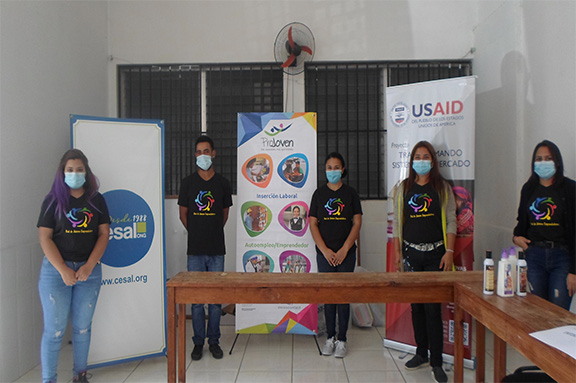 Entrega de kits de emprendimiento a jvenes