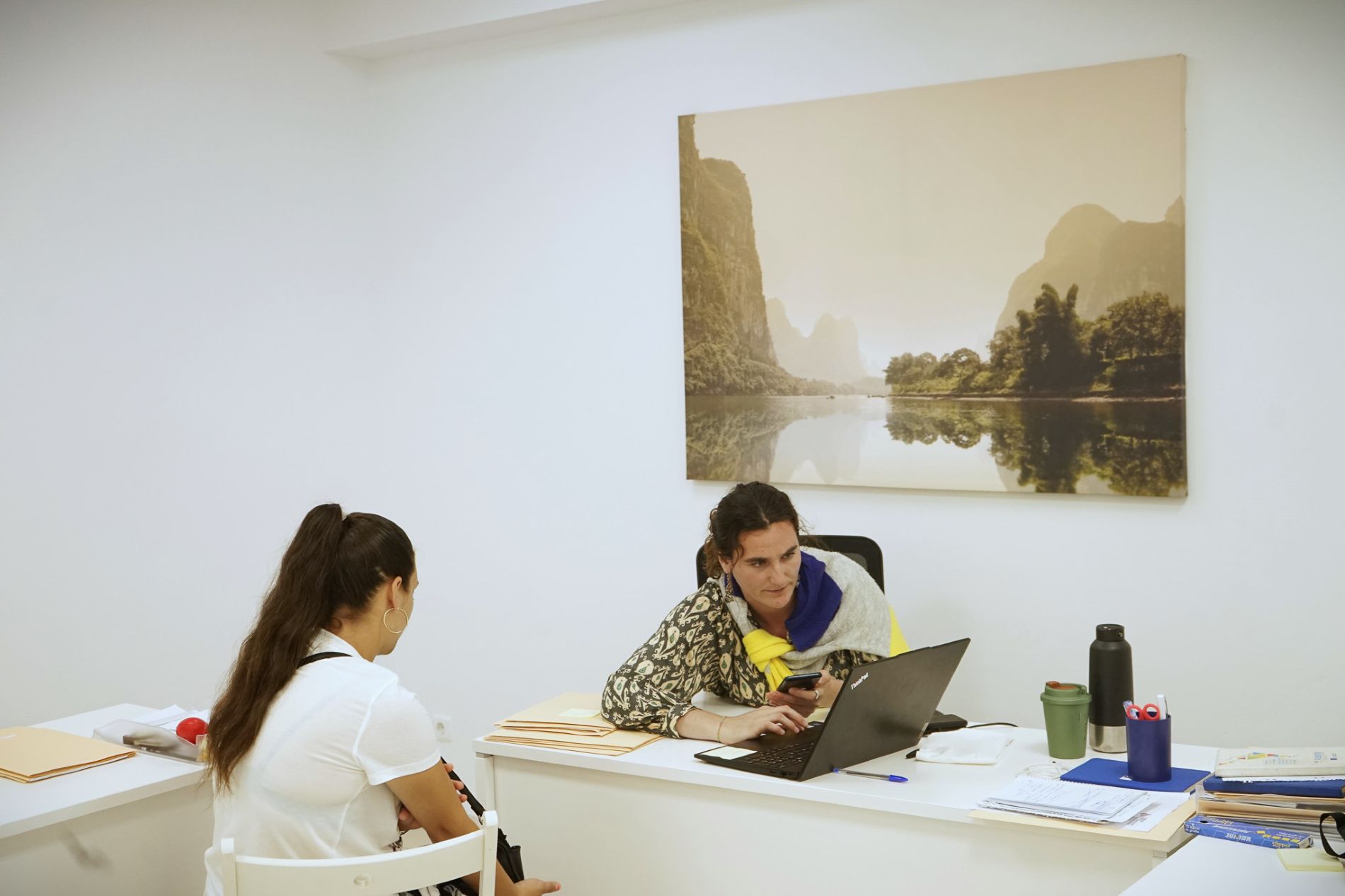 Personal de Cesal en un servicio de atencin a una persona en busca de empleo