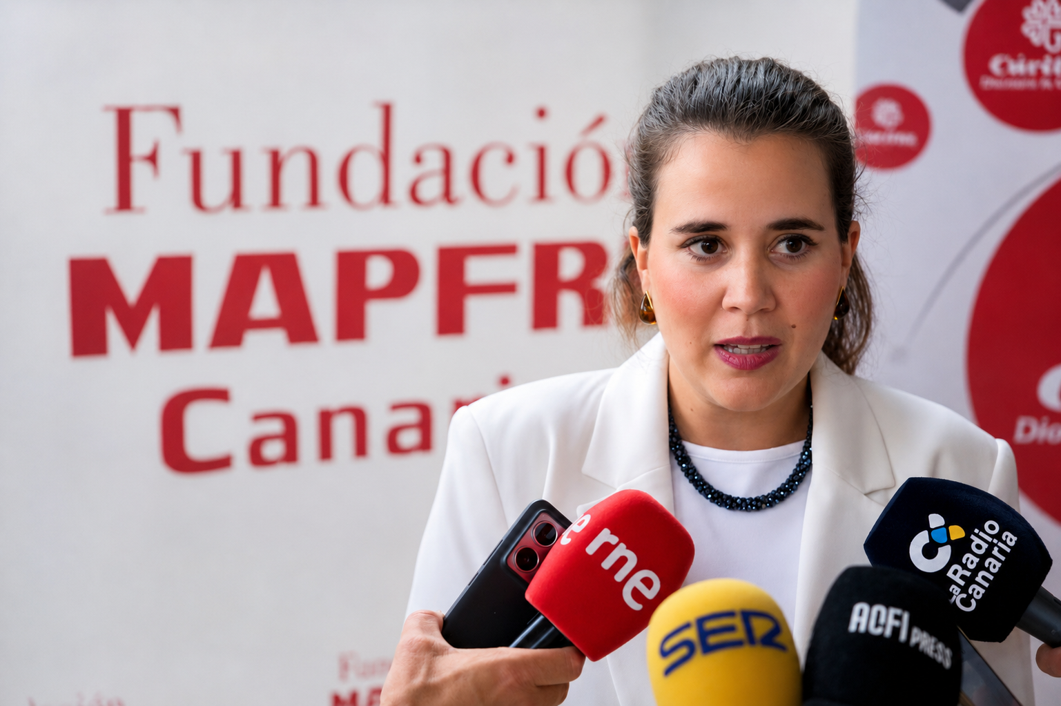 Elisa Ort�n, responsable de centro de Cesal en Las Palmas de Gran Canaria, atiende a los medios durante la presentaci�n del E LAB Biencuidar. / Foto: Fundaci�n MAPFRE Canarias