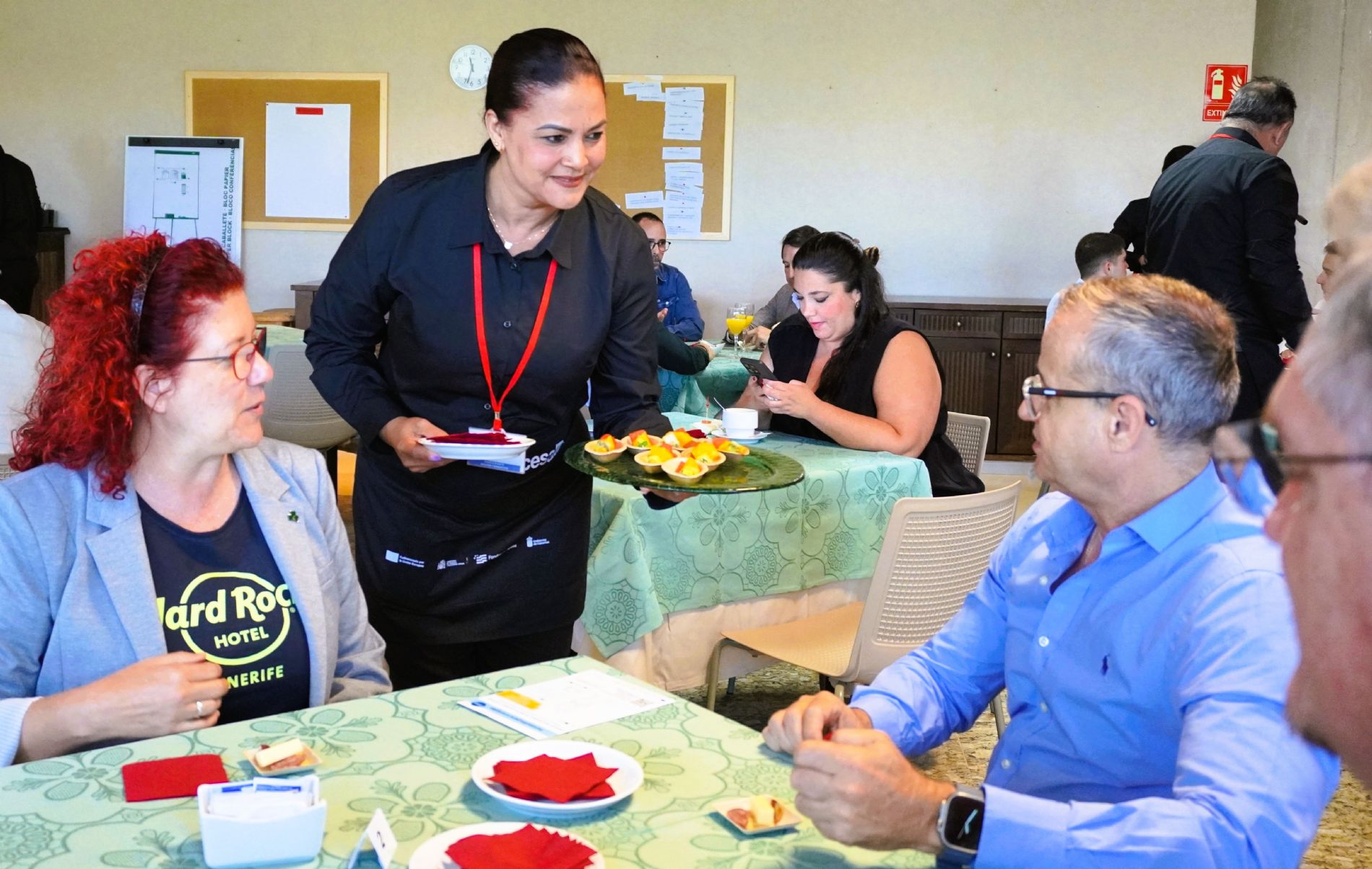 Una participante de Sala-Barista ofrece brochetas de fruta durante el caf�-desayuno celebrado en CDTCA