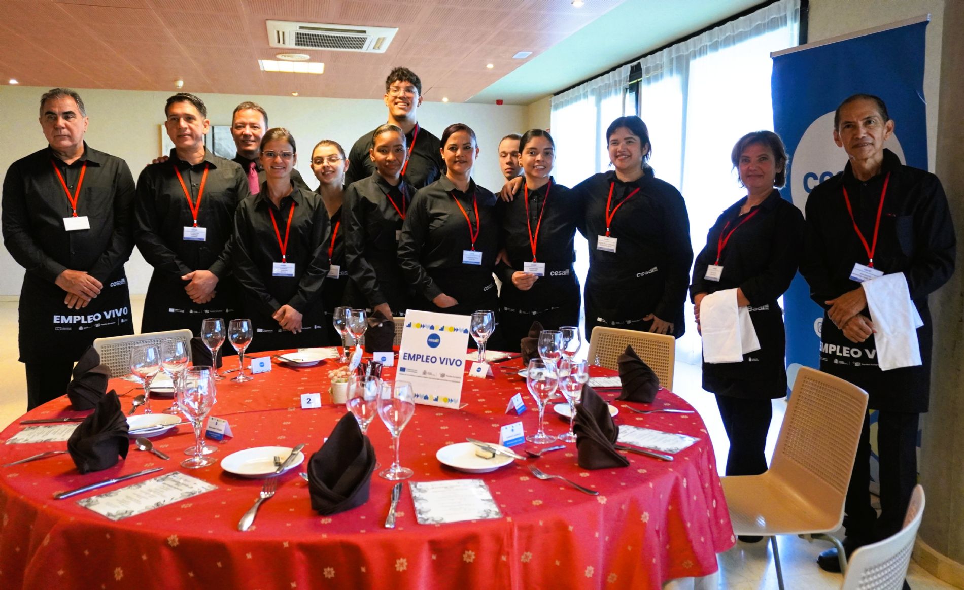 Participantes de la formaci�n de Ayudante de Sala-Barista junto a su docente, tras completar el servicio del brunch final en el CDTCA