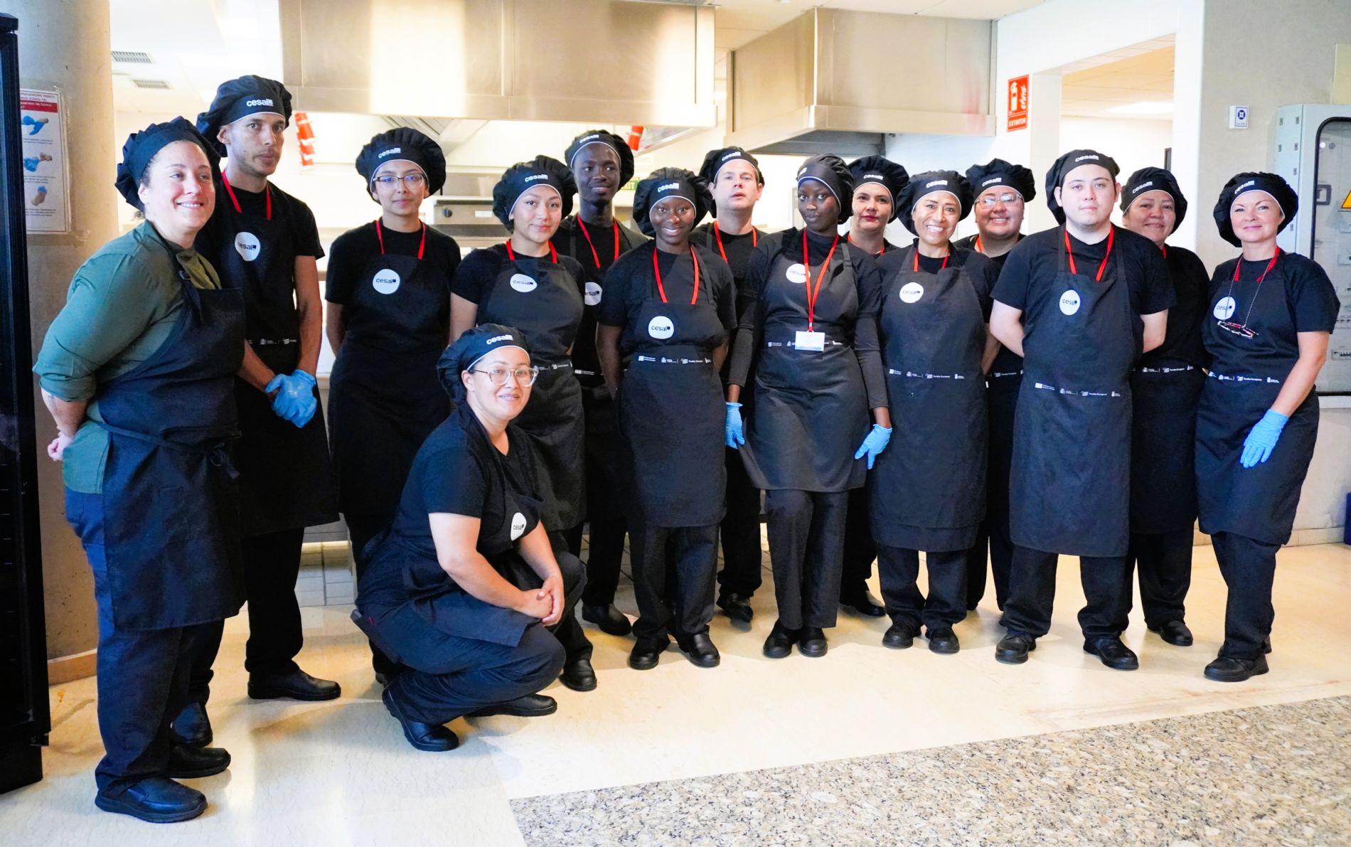 El grupo de Ayudante de Cocina posa junto a su docente despu�s de preparar el men� del brunch final de formaci�n