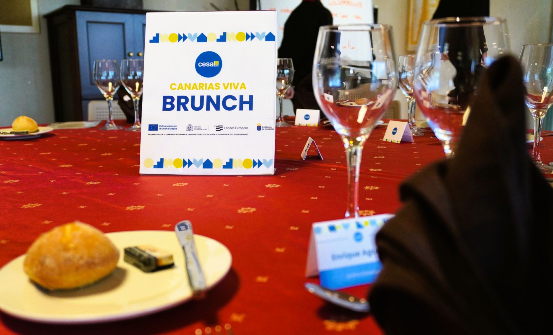Detalle de la mesa del brunch final de las formaciones de Ayudante de Cocina y Ayudante de Sala-Barista, enmarcadas en Canarias Viva y Empleo Vivo