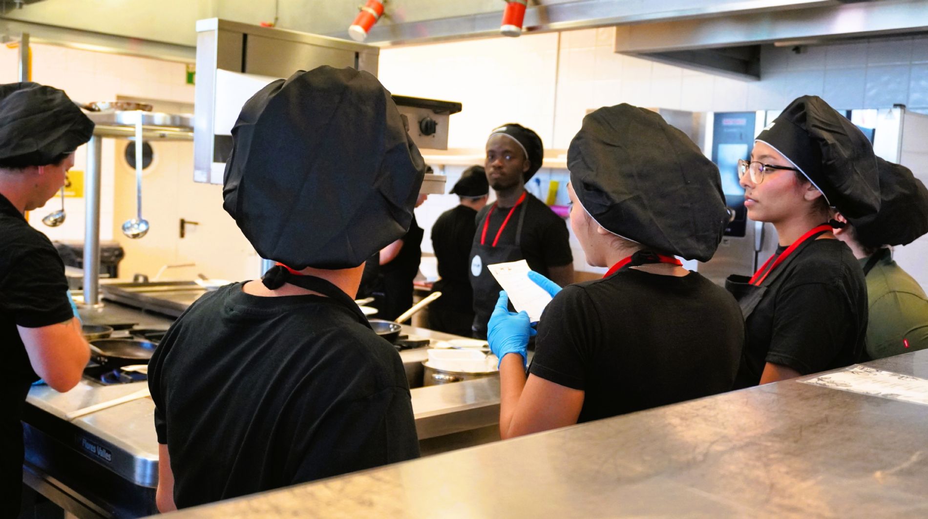Una participante de Ayudante de Cocina lee en voz alta la primera comanda, que marc� el inicio del servicio en el CDTCA