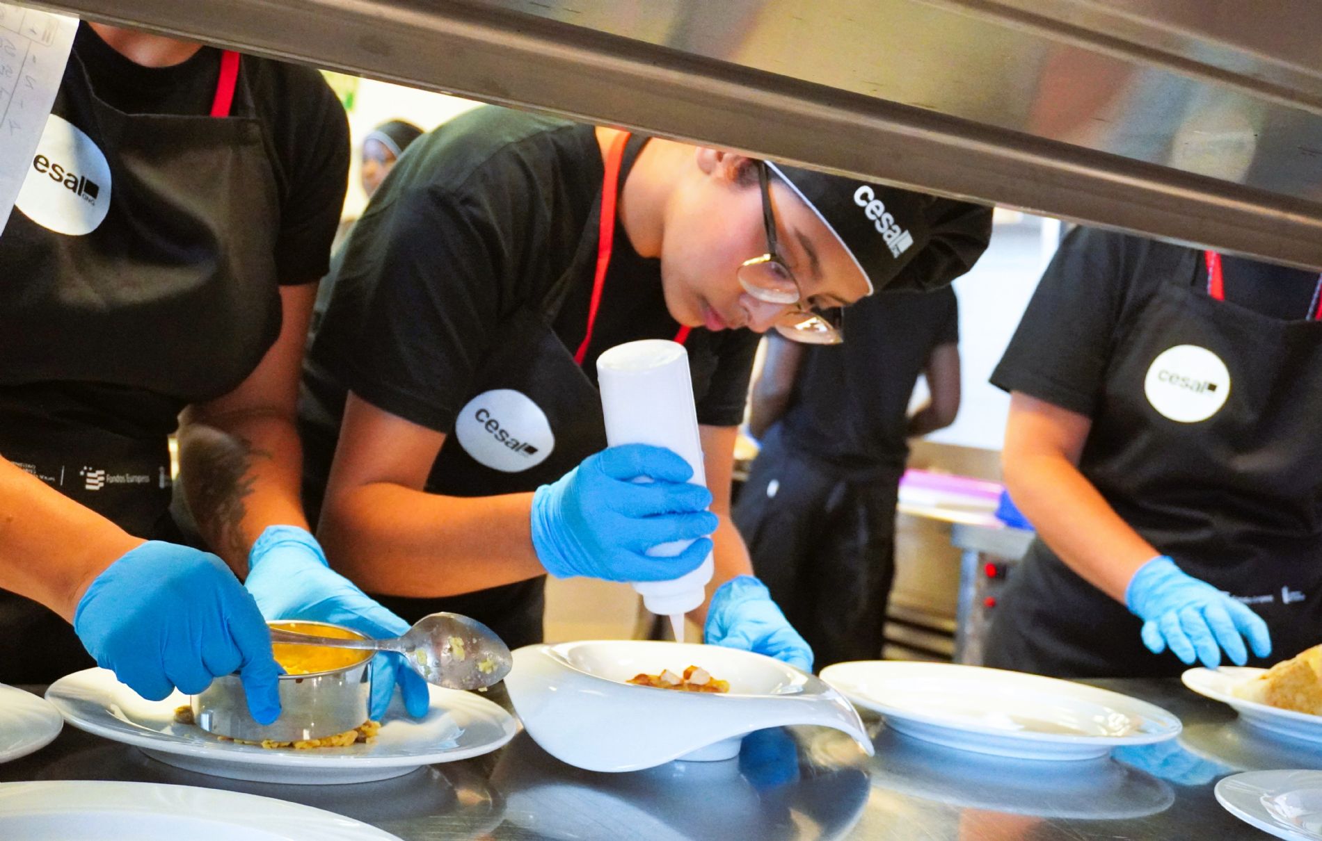 Una participante de la formaci�n de Ayudante de Cocina ultima el emplatado durante el brunch final celebrado en el CDTCA