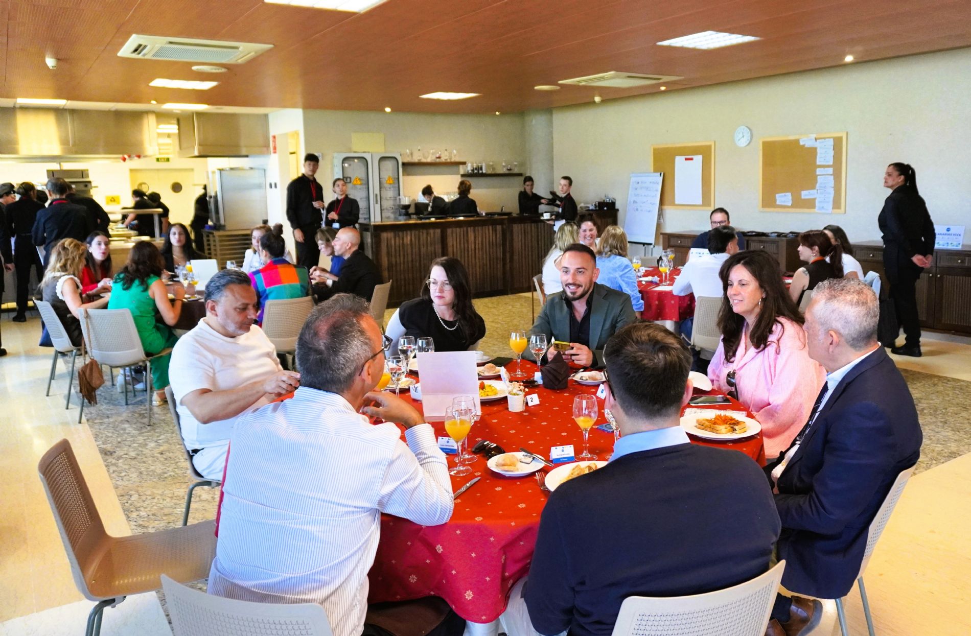 Vista general de la sala del CDTCA durante el brunch final de las formaciones de Ayudante de Cocina y Ayudante de Sala-Barista