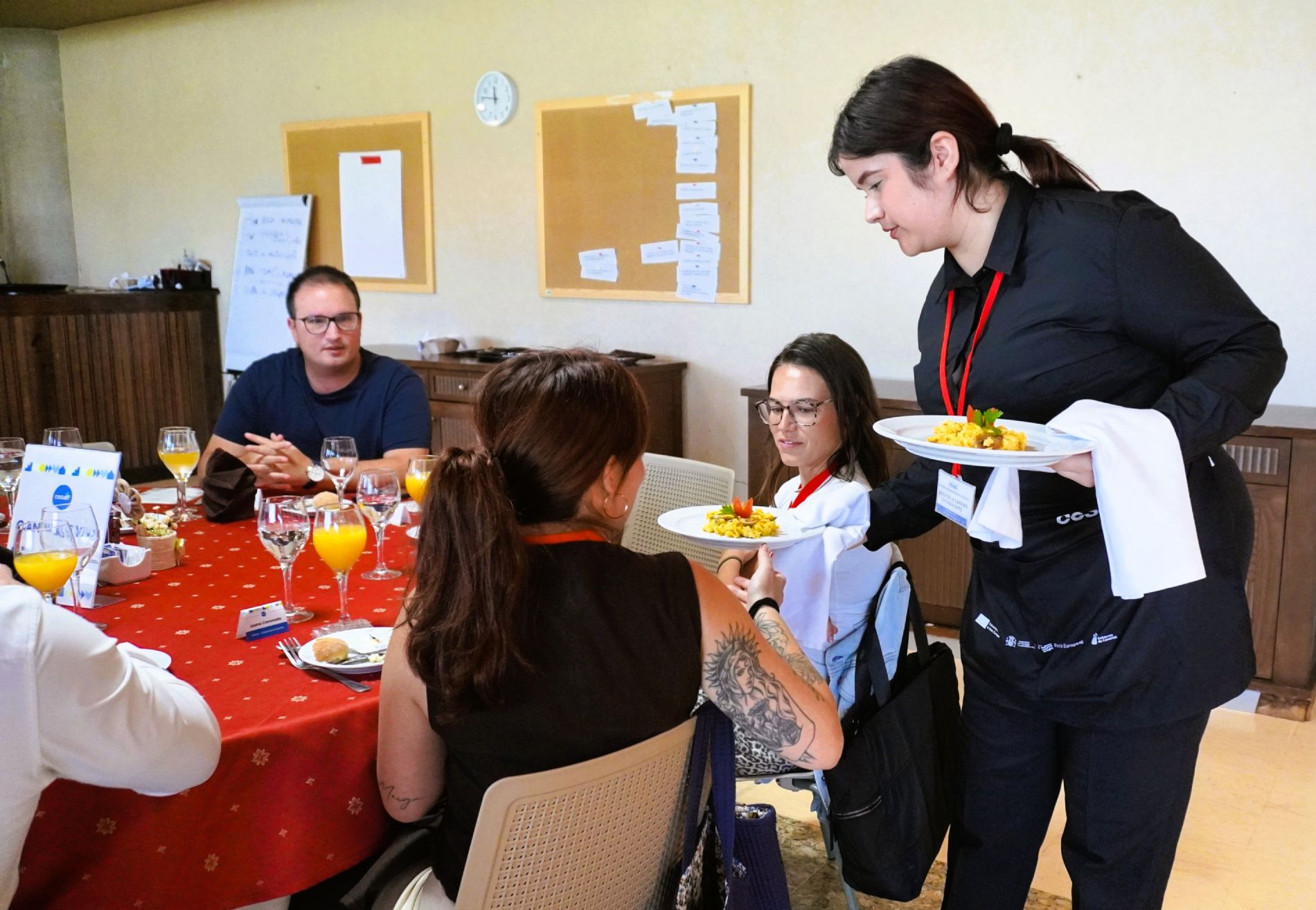 Una participante de Sala-Barista sirve el revuelto vegetal a las personas invitadas durante el brunch final de formaci�n