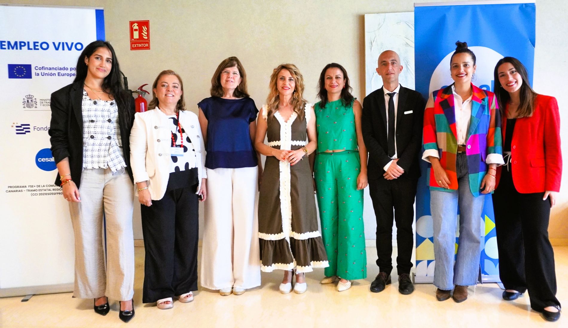 Esther Cabello y Amelia Escolar, de Cesal, junto a Mercedes Vargas, concejala del Ayuntamiento de Adeje; Norma Libertad Dorta, coordinadora del CDTCA; y representantes de Hotel Suites Villa Mar�a y Eurofirms ETT durante el brunch final de formaci�n.