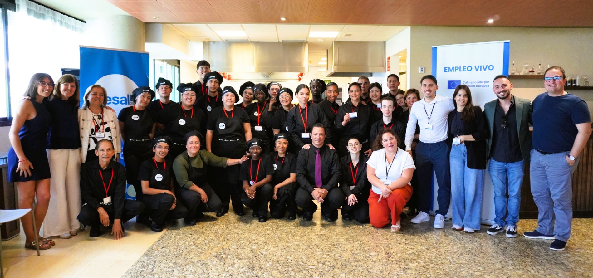 Participantes de las formaciones de Ayudante de Cocina y Ayudante de Sala-Barista, junto a docentes de Papette Consulting y equipo de Cesal, tras el brunch final celebrado en el CDTCA