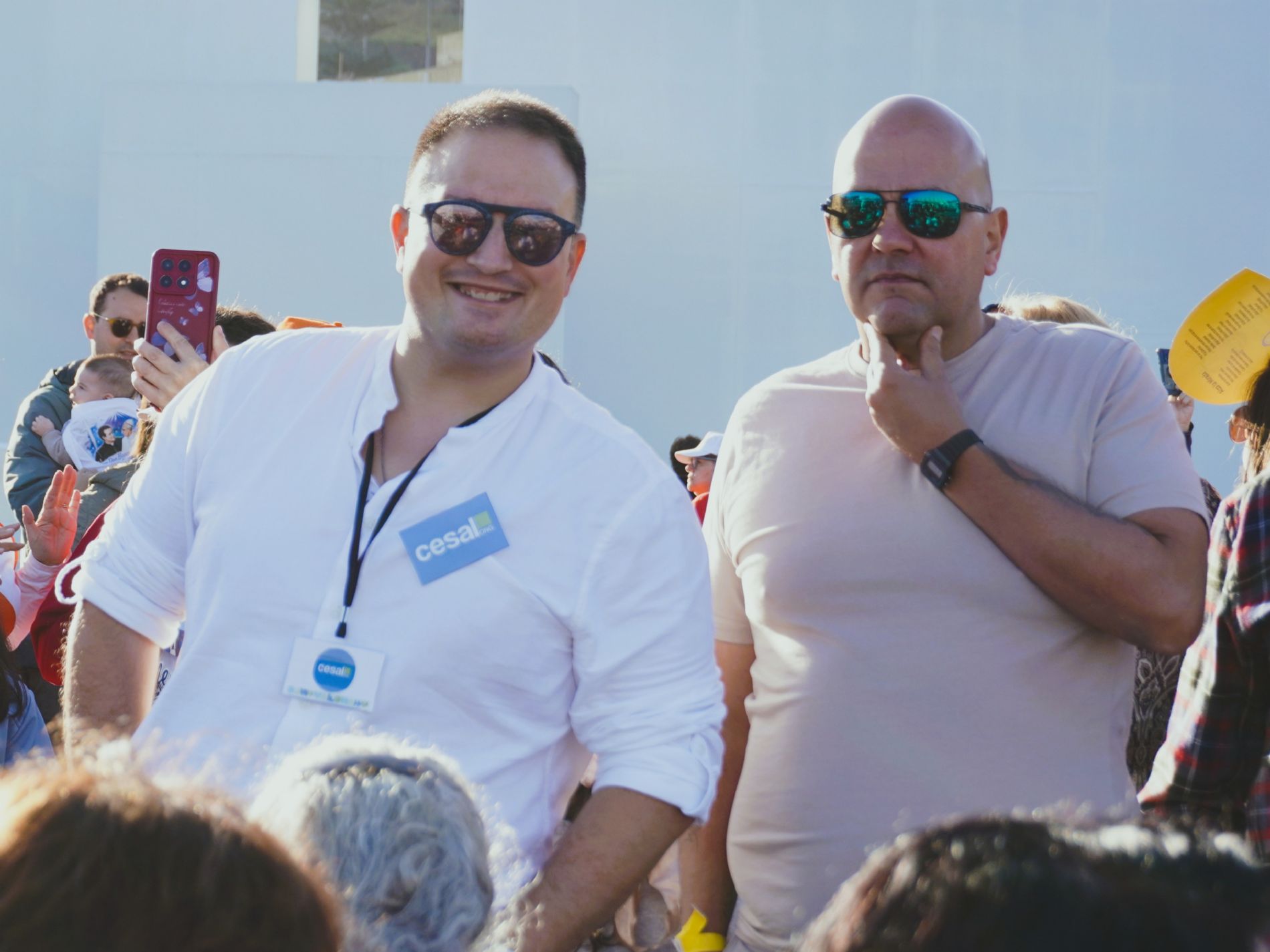 Am�s Garc�a, del equipo de Cesal, junto a L. H. V., participante tinerfe�o invitado al encuentro con el Papa Le�n XIV / Foto: Cesal