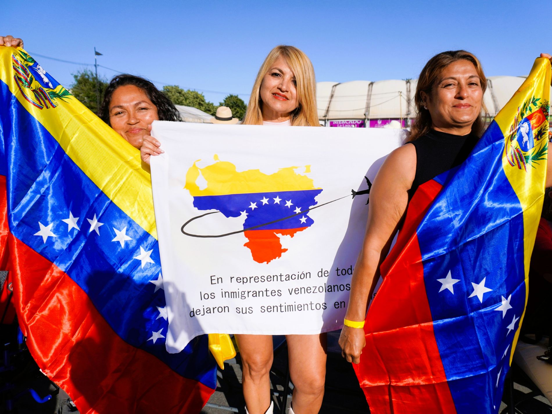 Tres hermanas venezolanas, invitadas por Cesal, sostienen sus banderas durante el encuentro con el Papa Le�n XIV. / Foto: Cesal