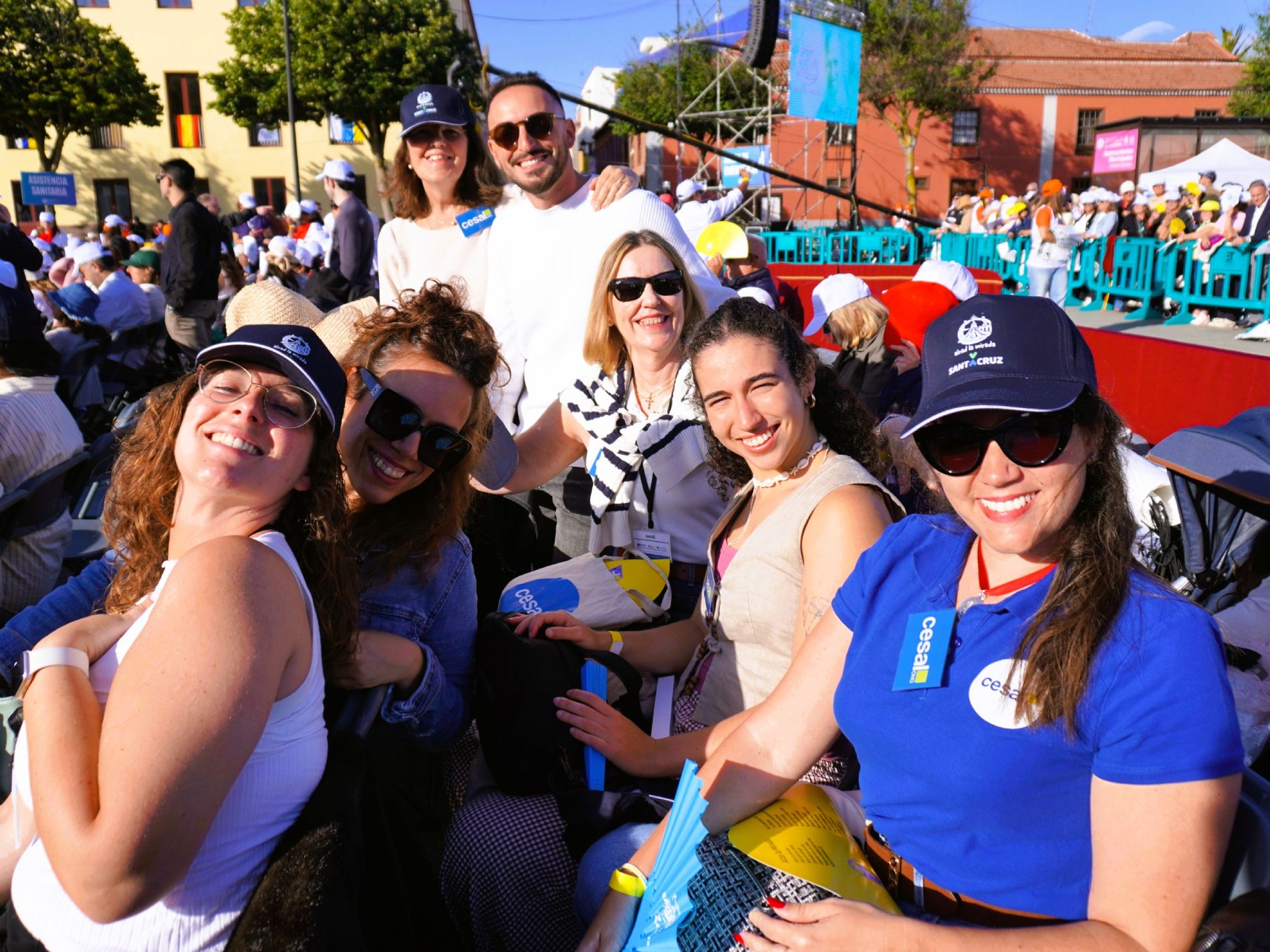 Parte del equipo de Cesal Canarias durante la jornada celebrada en la plaza del Sant�simo Cristo de La Laguna con motivo de la visita del Papa Le�n XIV. / Foto: Cesal
