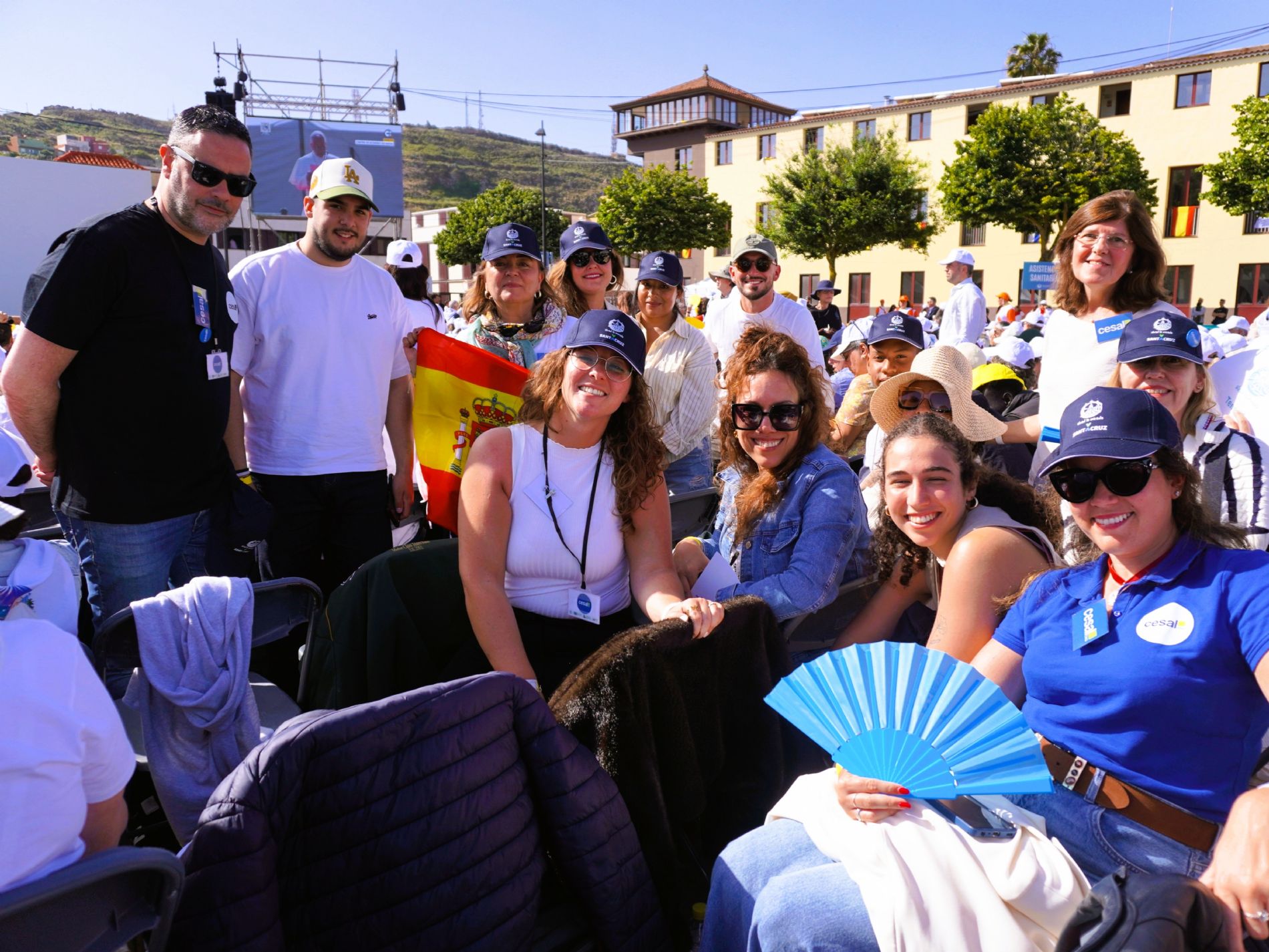 Integrantes del equipo de Cesal junto a participantes invitados al encuentro con el Papa Le�n XIV en la plaza del Sant�simo Cristo de La Laguna. / Foto: Cesal