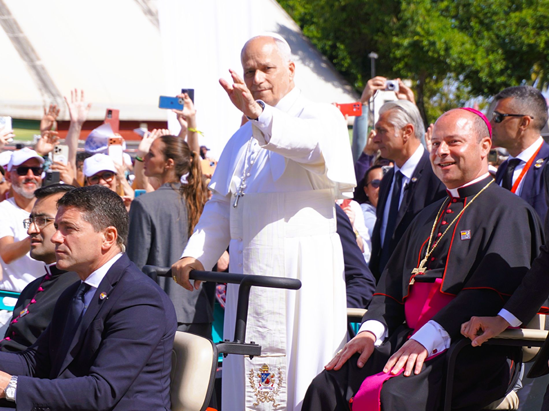 El Papa Le�n XIV saluda a las personas presentes a su llegada a la plaza del Sant�simo Cristo de La Laguna. / Foto: Cesal