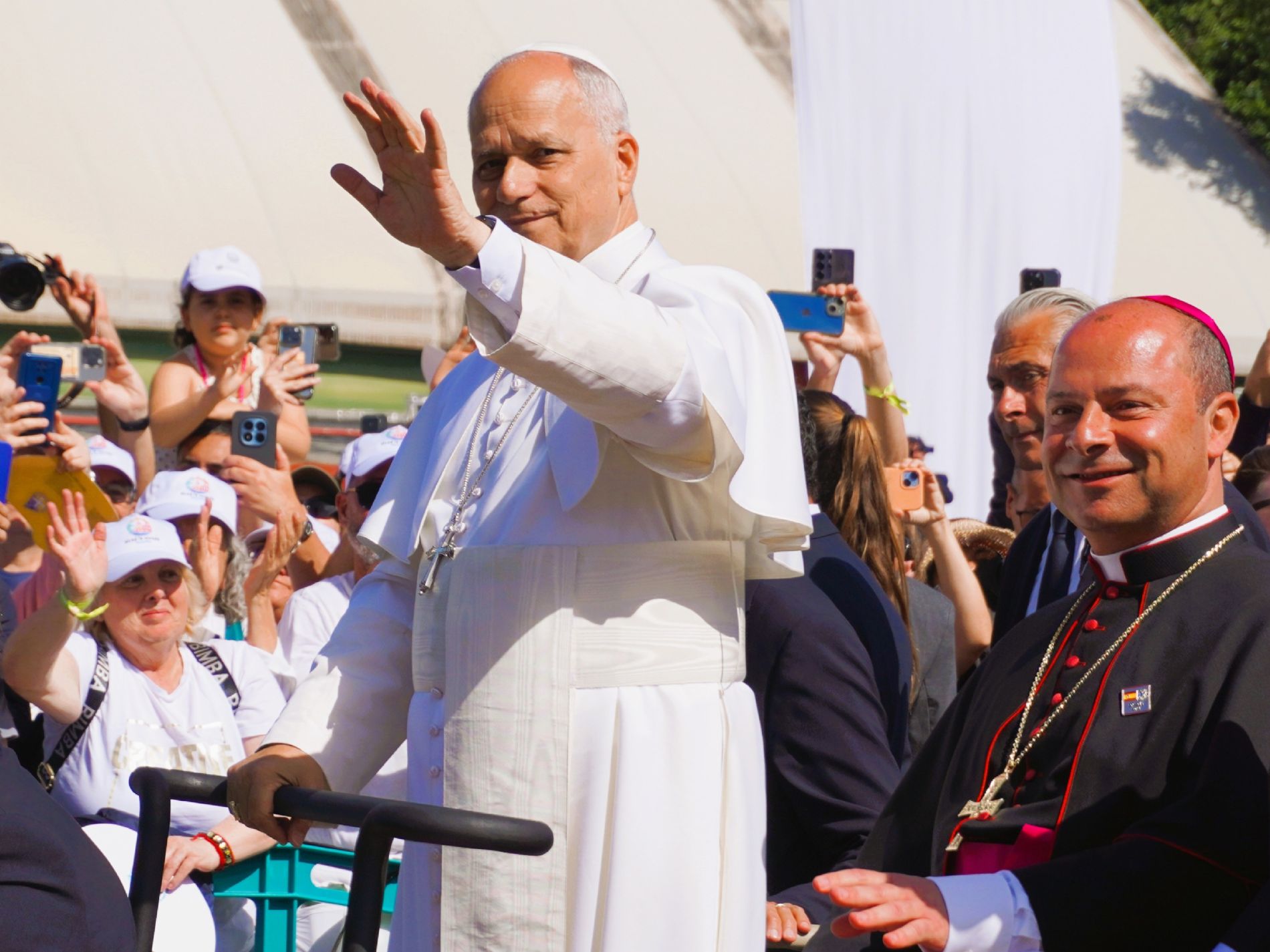 El Papa Le�n XIV, acompa�ado por el obispo de Tenerife, Eloy Alberto Santiago Santiago, a su llegada a la plaza del Sant�simo Cristo de La Laguna. / Foto: Cesal