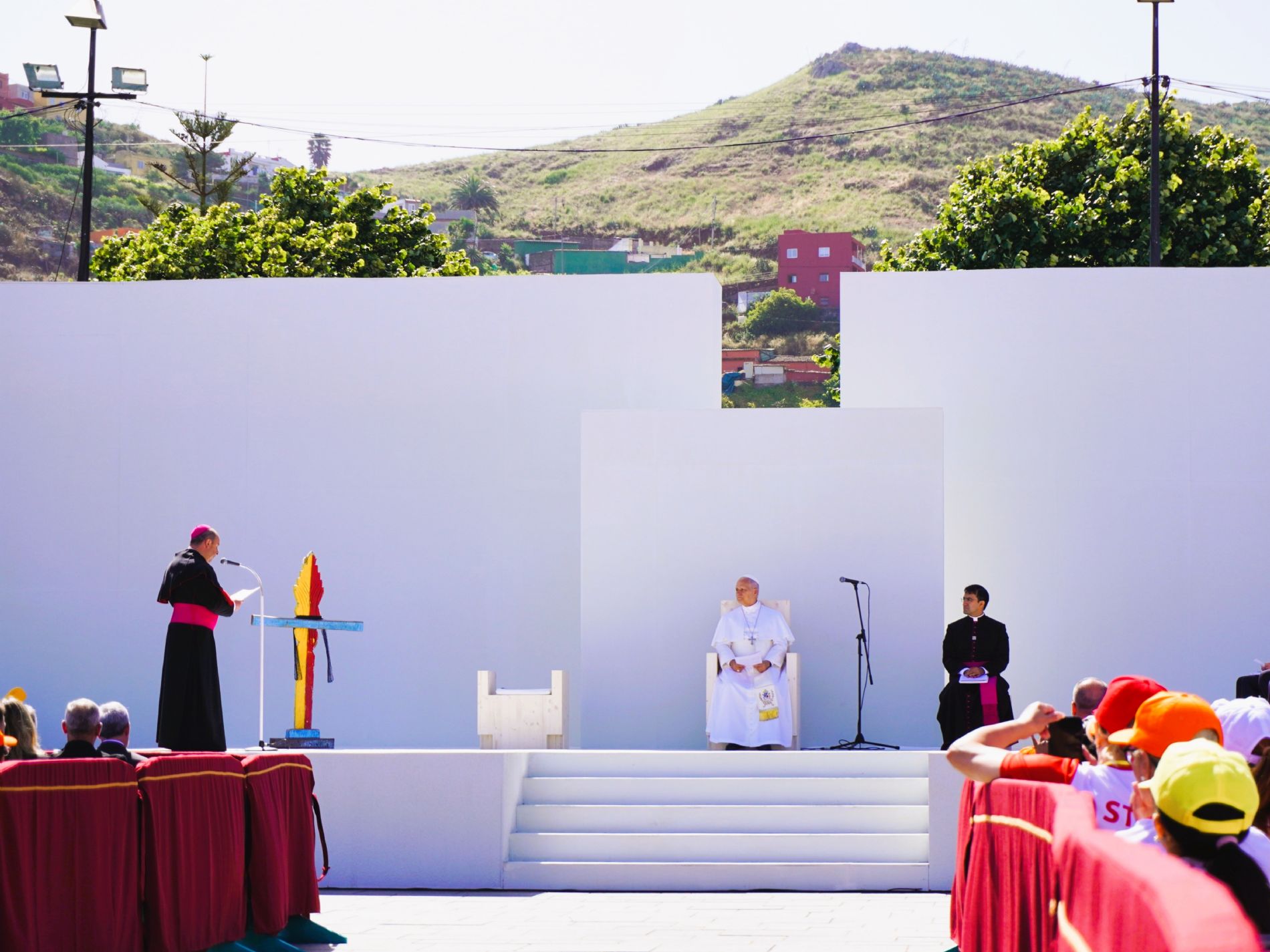 El obispo de Tenerife, Eloy Alberto Santiago Santiago, da la bienvenida al Papa Le�n XIV en el escenario de la plaza del Sant�simo Cristo de La Laguna. / Foto: Cesal