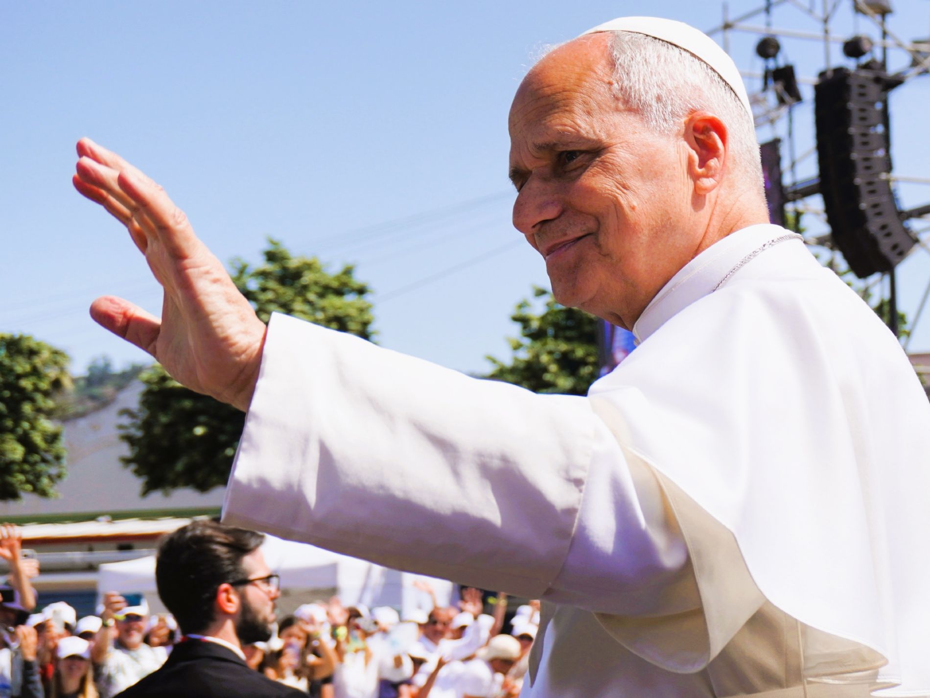 El Papa Le�n XIV se despide de las personas reunidas en la plaza del Sant�simo Cristo de La Laguna tras el encuentro con entidades sociales y personas migrantes. / Foto: Cesal