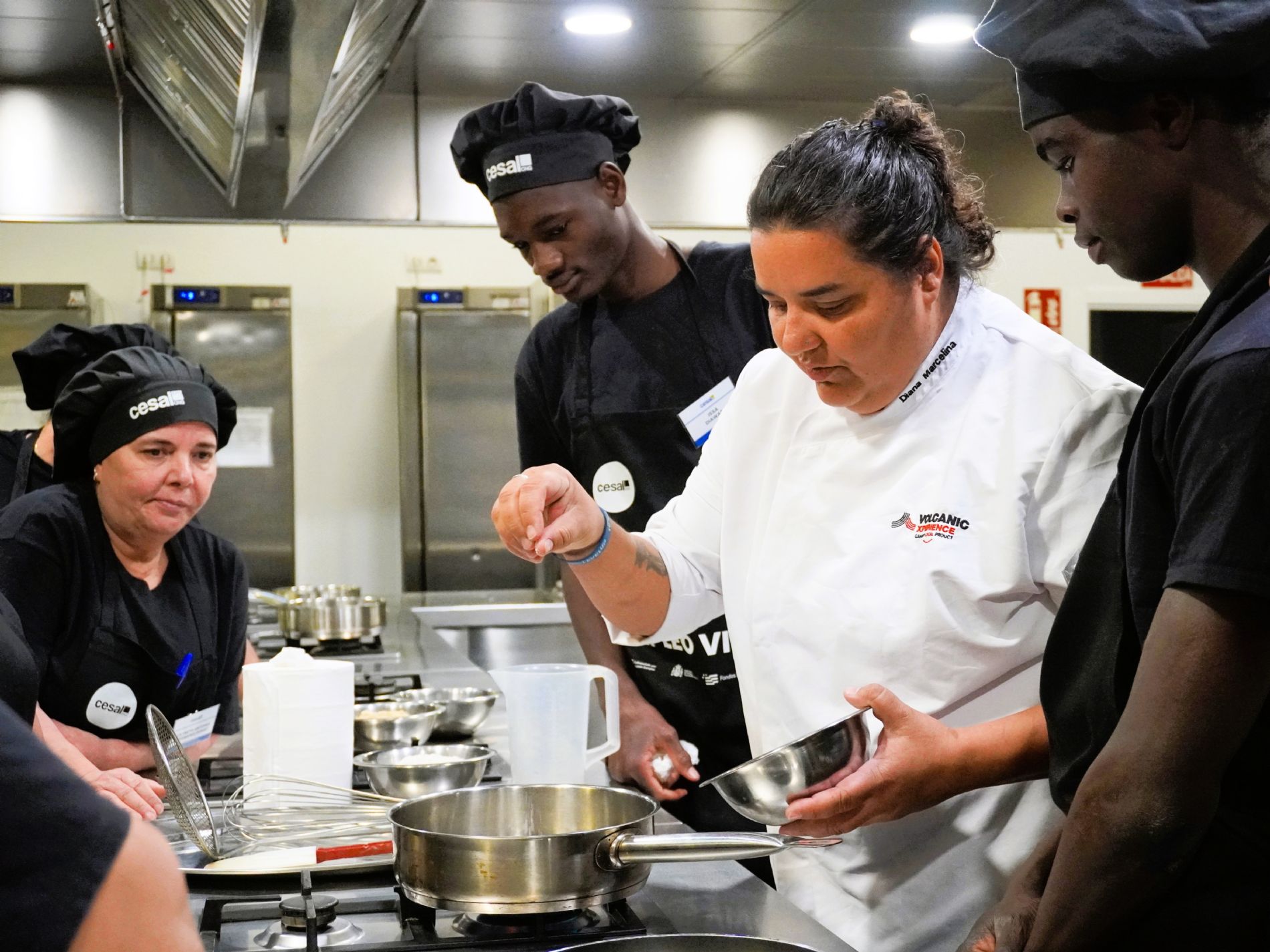 Diana Marcelino gu�a la elaboraci�n de churros de gofio en la masterclass de pasteler�a de la formaci�n de Cocina de Cesal en Tenerife. / Foto: Cesal