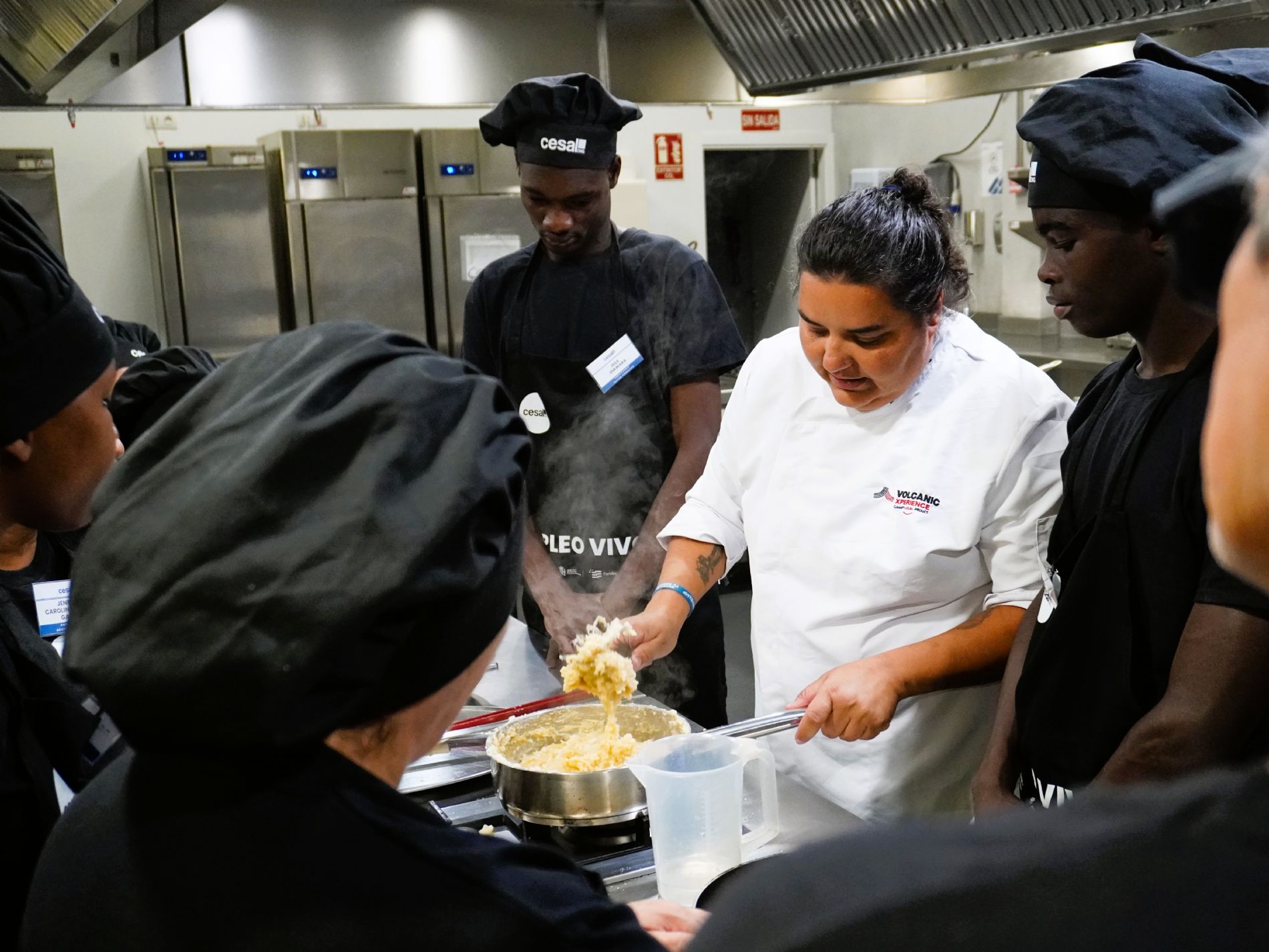 Diana Marcelino explica la receta de churros de gofio durante la masterclass de pasteler�a de la formaci�n de Ayudante de Cocina de Cesal en Tenerife metropolitano. / Foto: Cesal
