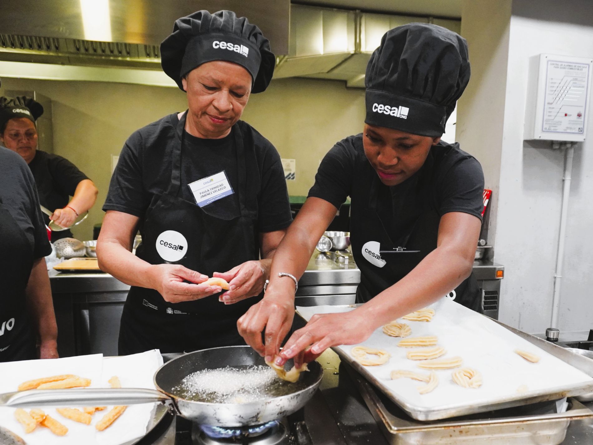 Alumnas de la formaci�n de Ayudante de Cocina de Cesal preparan churros de gofio durante la masterclass de pasteler�a impartida por Diana Marcelino. / Foto: Cesal