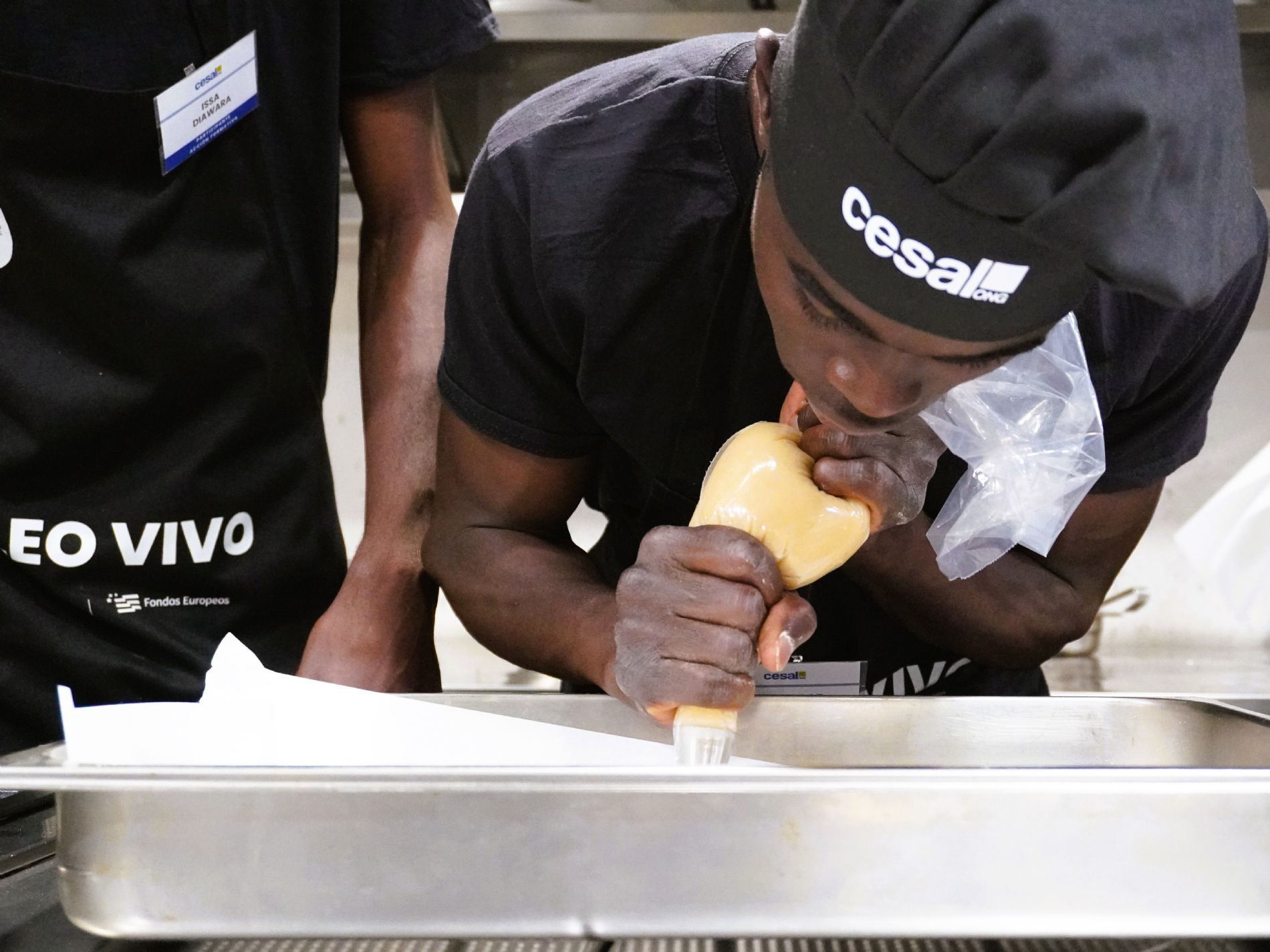 Participante de la formaci�n de Ayudante de Cocina de Cesal en Tenerife trabaja la masa de los churros con manga pastelera en una sesi�n pr�ctica guiada por Diana Marcelino. / Foto: Cesal
