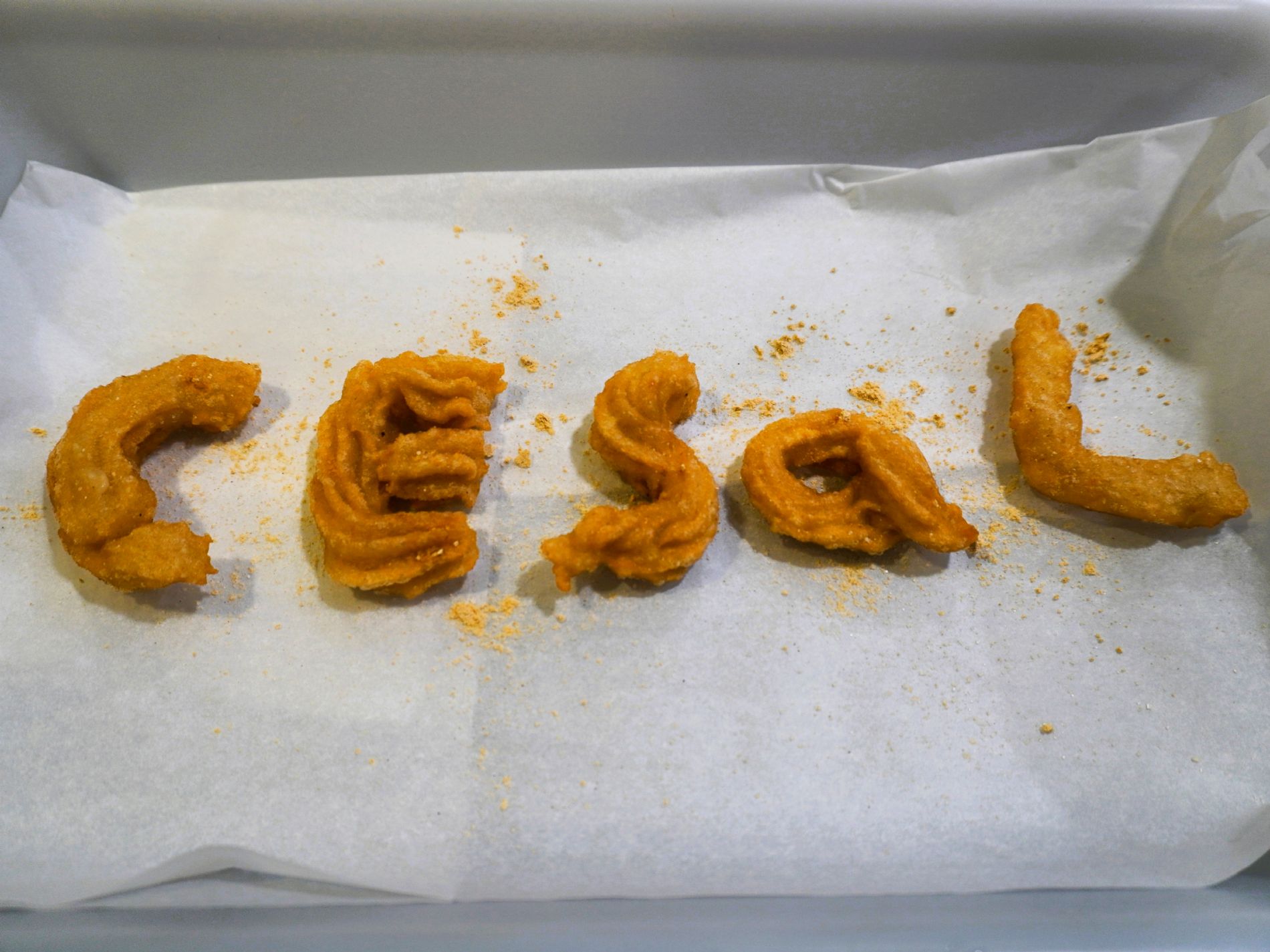 Resultado final de la pr�ctica de pasteler�a: el nombre de Cesal, escrito con churros de gofio elaborados por el grupo durante la masterclass con Diana Marcelino. / Foto: Cesal