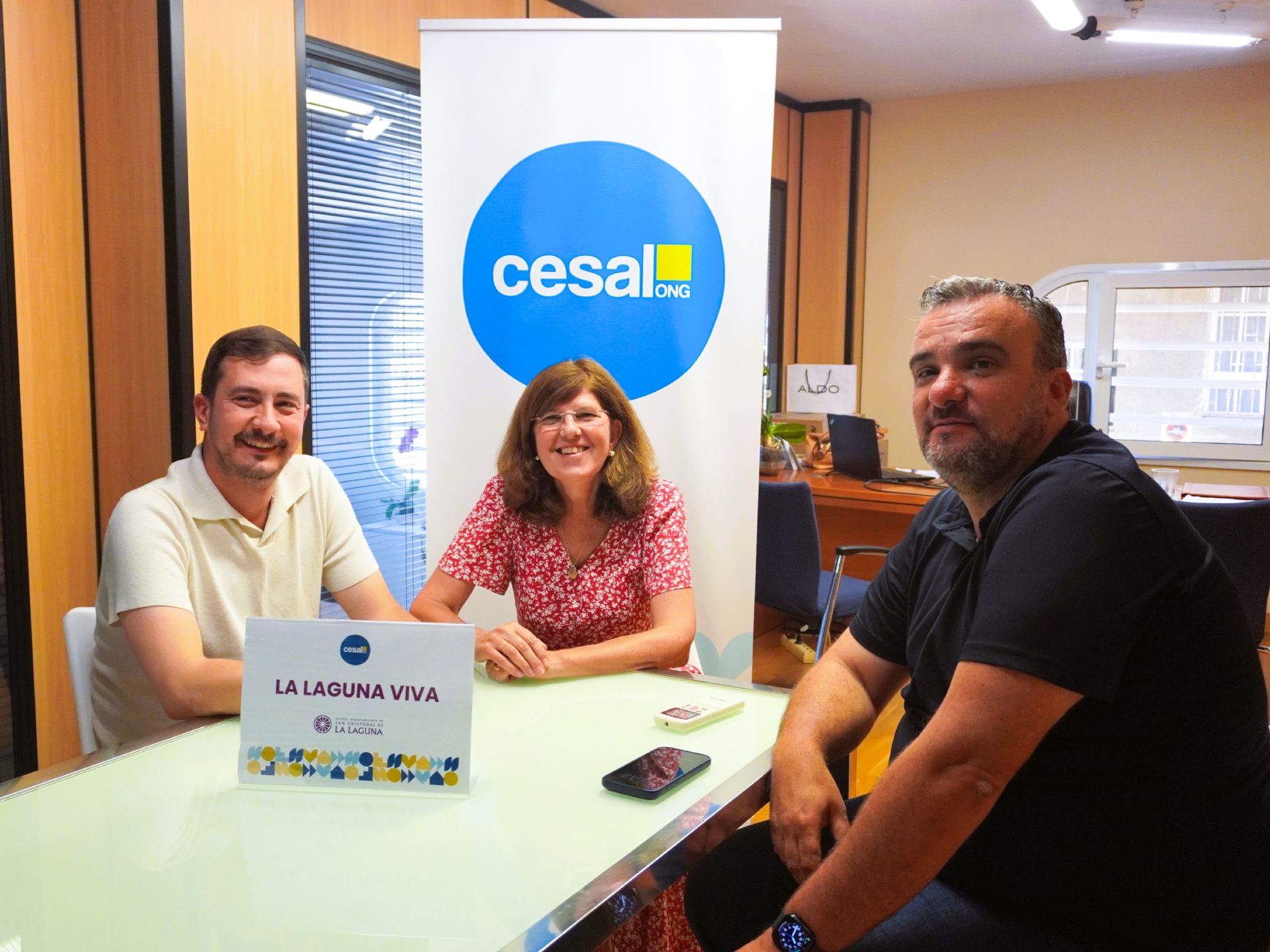 Jes�s Domingo Galv�n, concejal de Promoci�n y Desarrollo Local del Ayuntamiento de San Crist�bal de La Laguna; Sinuh� Marrero Campos, director t�cnico del �rea; y Esther Cabello, delegada de Cesal en Canarias / Foto: Cesal
